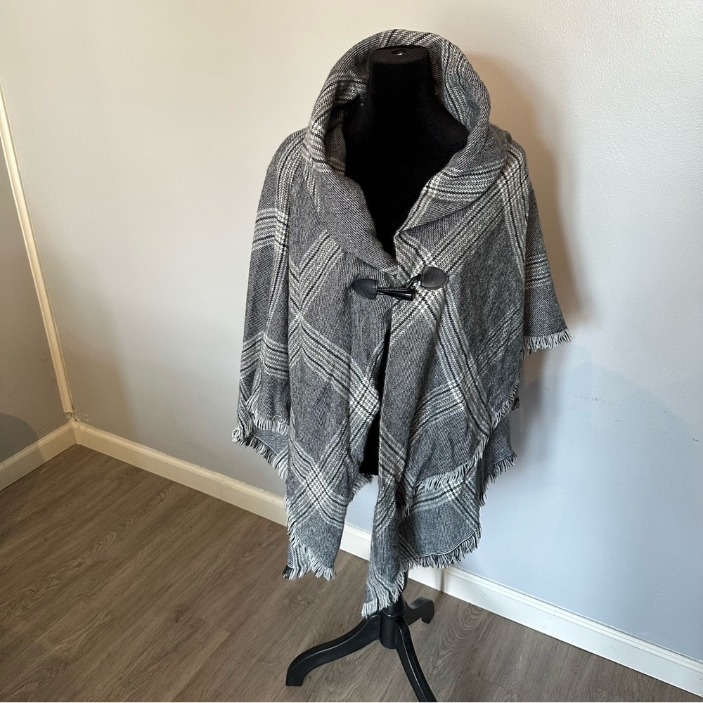 Shawl/ Poncho 🖤🤍🖤🤍